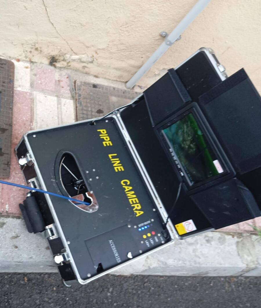 Cámara de inspección de tuberías de Desatoros JR localizando un atasco