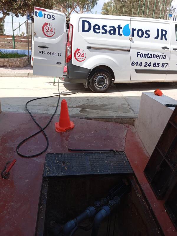 Limpieza de arqueta con la furgoneta de Desatoros JR
