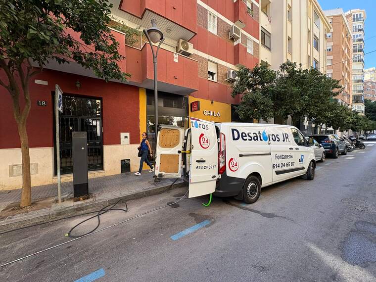 Desatasco en una calle del centro de Málaga