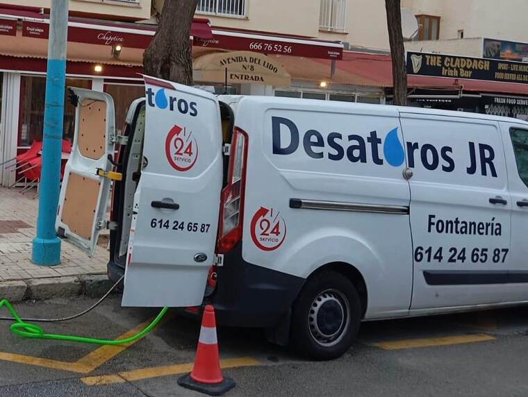 Furgoneta de Desatoros JR en Nerja, Málaga