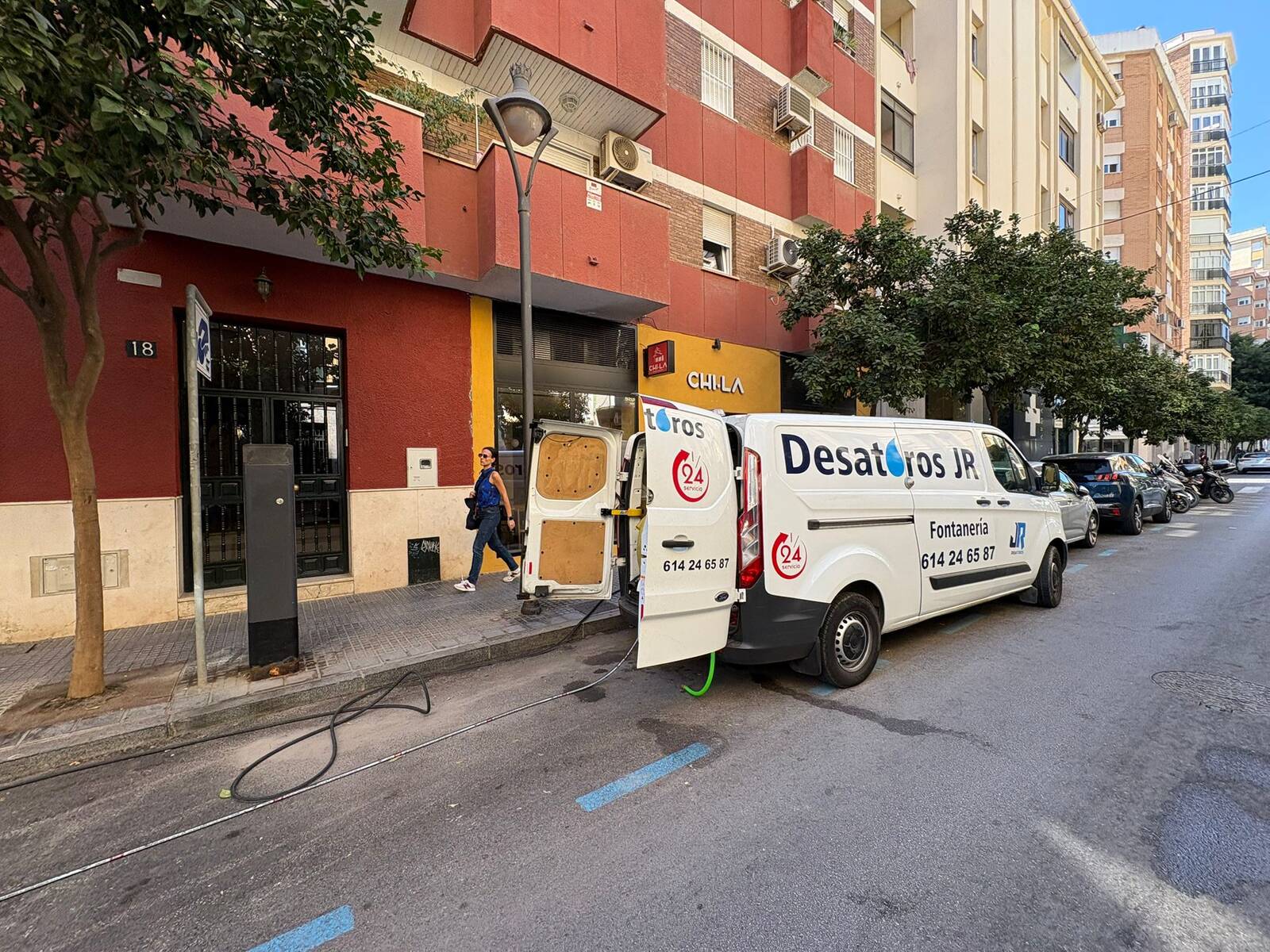 Furgoneta de Desatoros JR trabajando en una calle de Málaga